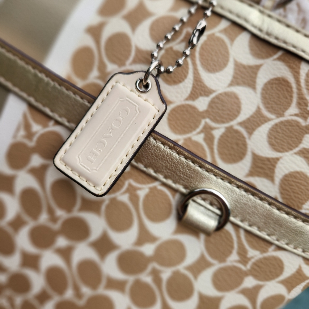 Gorgeous Coach Chelsea Heritage Shoulder bag. Gold, Khaki & Cream EUC - Picture 4 of 16